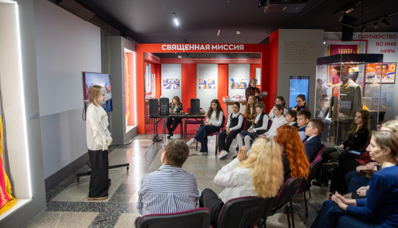 Школьники прочли стихи о войне в Музее Победы