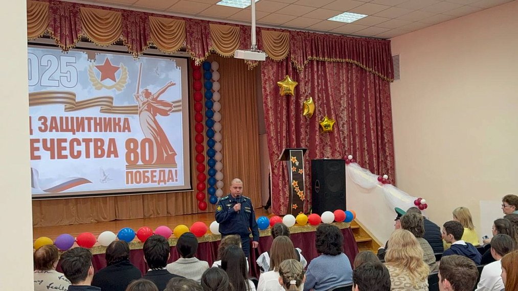 Столетья проходят, но связь поколений Хранится любовью к Отчизне в веках.