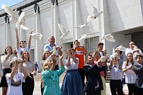 У стен Музея Победы взлетели голуби мира