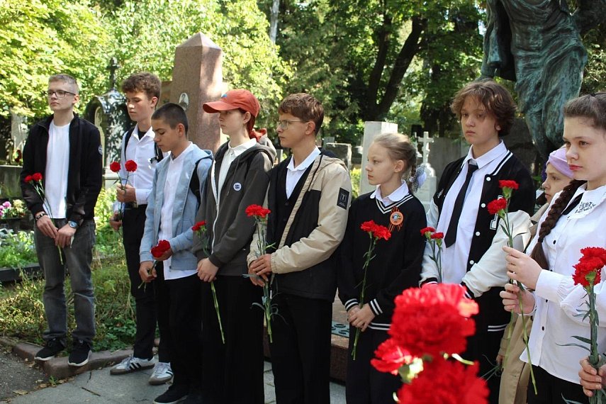Цветы Зое Космодемьянской в день её рождения
