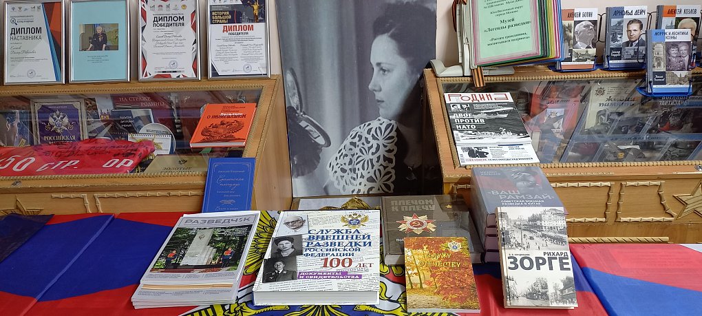 Парта в память о разведчике