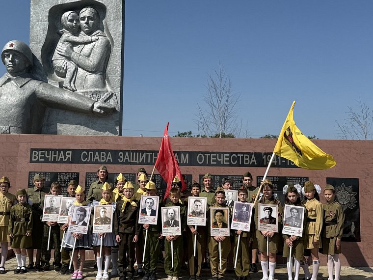 У Вечного огня в память о защитниках
