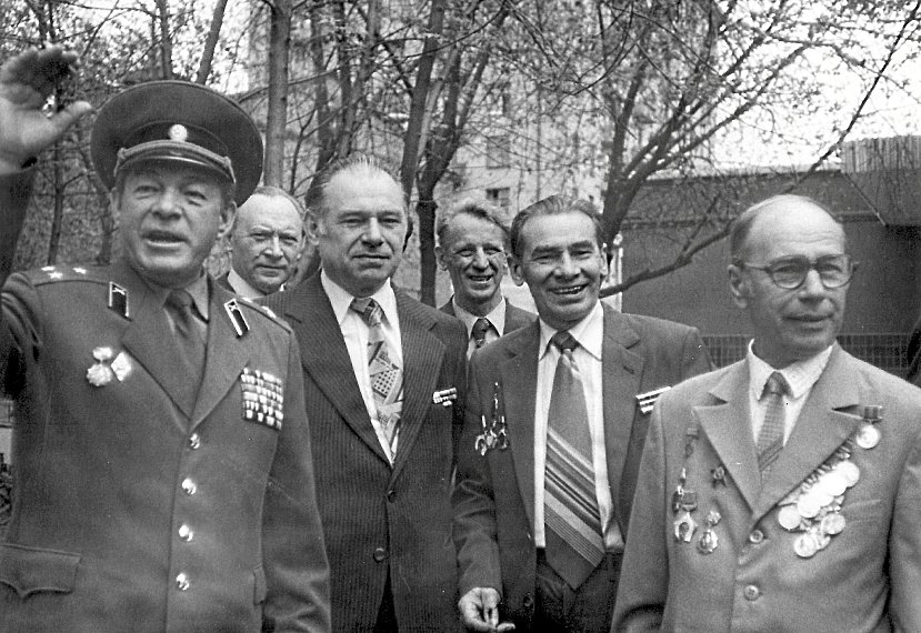 Школьный музей поздравляет с днём рождения гвардии лейтенанта Григорьева Владимира Васильевича