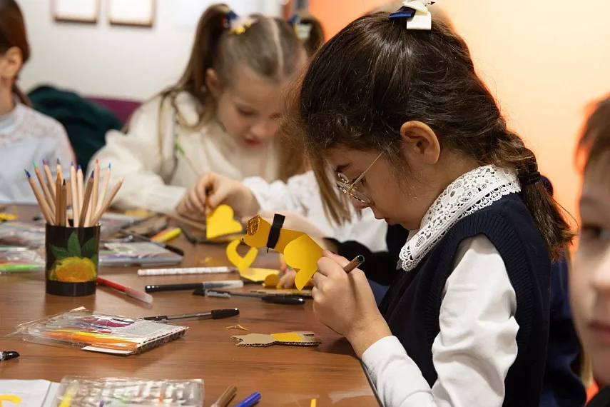 Школьников познакомили с четвероногими героями