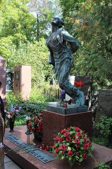 Цветы Зое Космодемьянской в день её рождения
