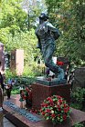 Цветы Зое Космодемьянской в день её рождения