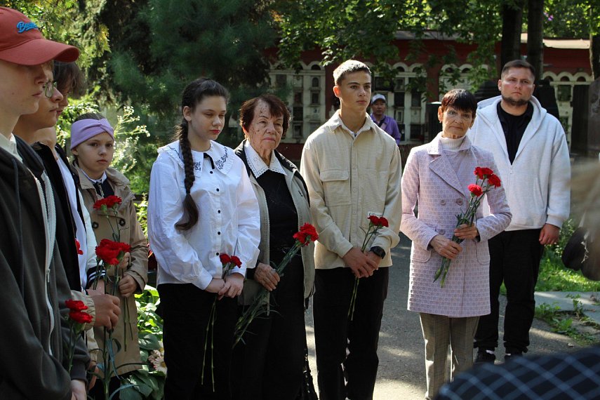 Цветы Зое Космодемьянской в день её рождения