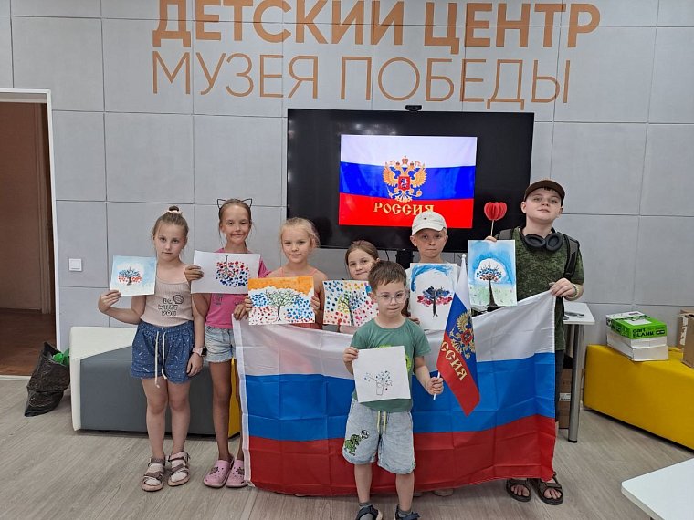 Детские Центры Музея Победы в ЛНР и ДНР приняли участие во Всероссийском флешмобе «Цвета российского флага»
