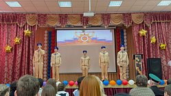Столетья проходят, но связь поколений Хранится любовью к Отчизне в веках.