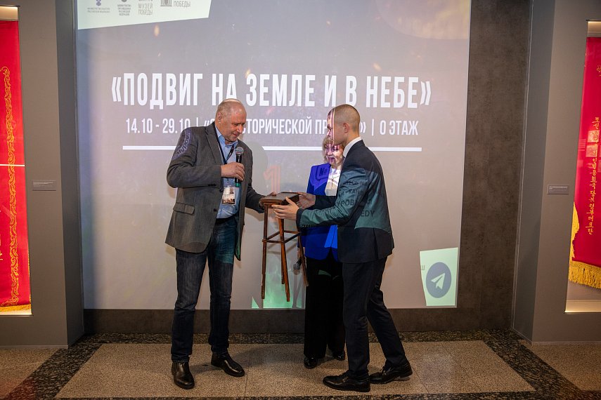Завершила работу выставка «Подвиг на земле и в небе»