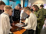 Школьники потренировались в военной подготовке
