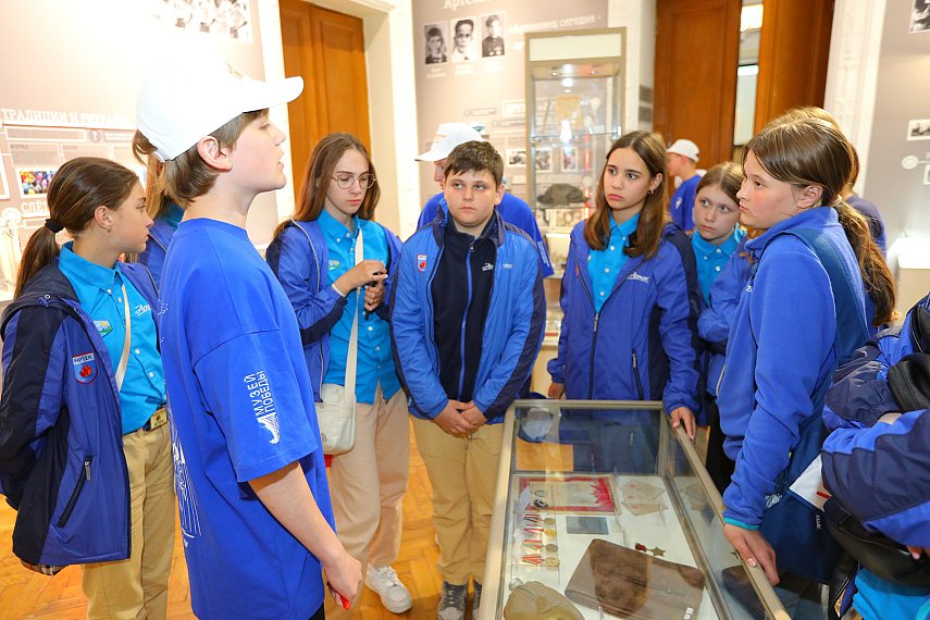 Юные экскурсоводы представили «Школьный Музей Победы» в «Артеке»