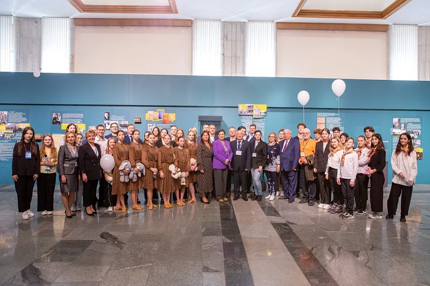 Школы Москвы и Беслана соединил телемост «Москва — Беслан. Мы вместе»