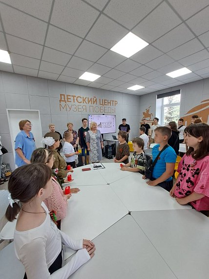 В День памяти и скорби дети присоединились к «Свече памяти» в филиалах Детского центра Музея Победы в ЛНР и ДНР