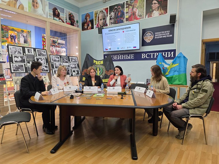 Представители московских школьных музеев передали экспонаты из ЛНР для выставки в Музее СВО в Республике Чили