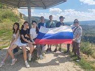 Российский триколор развернули активисты школьных музеев