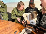 Школьники потренировались в военной подготовке