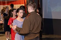 Школьников закружил предвоенный танец