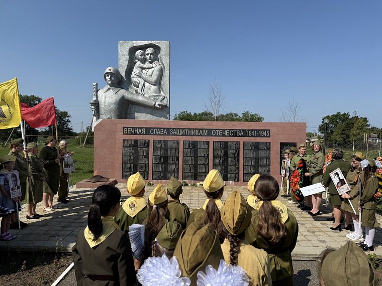 У Вечного огня в память о защитниках