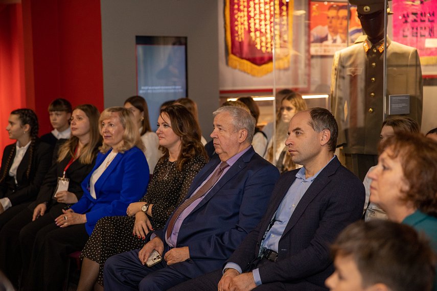 Завершила работу выставка «Подвиг на земле и в небе»