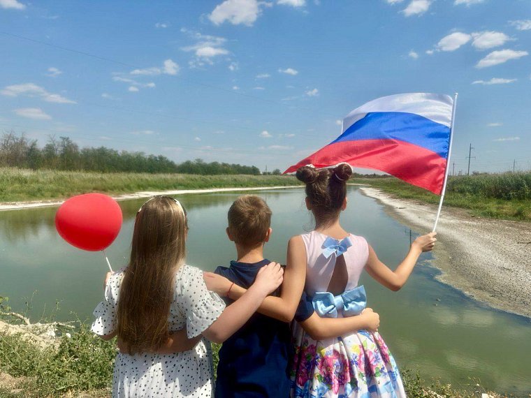Активисты школьных музеев участвуют во флешмобе «Цвета Российского флага»