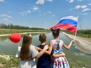 Активисты школьных музеев участвуют во флешмобе «Цвета Российского флага»