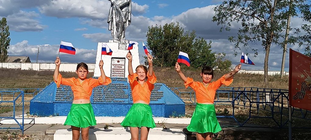 Детские Центры Музея Победы в ЛНР и ДНР приняли участие во Всероссийском флешмобе «Цвета российского флага»