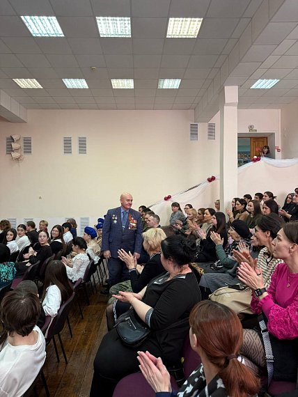 Столетья проходят, но связь поколений Хранится любовью к Отчизне в веках.
