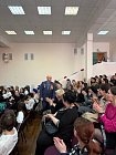 Столетья проходят, но связь поколений Хранится любовью к Отчизне в веках.