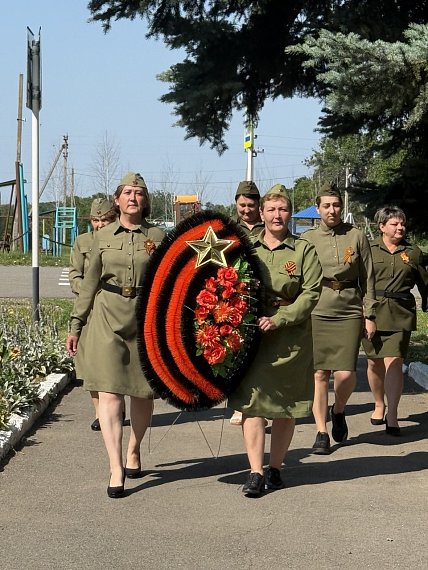 У Вечного огня в память о защитниках