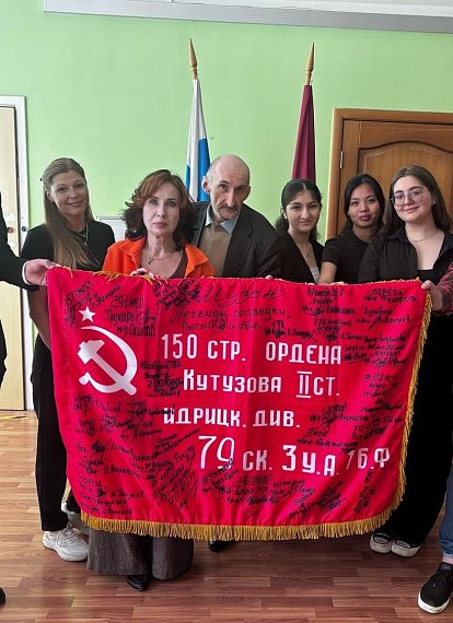 В подарок школьному музею именная Копия Знамени Победы