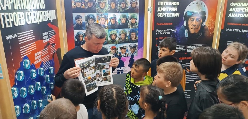 Мобильная выставка «Герои спецоперации» посетила посёлок Уэлен
