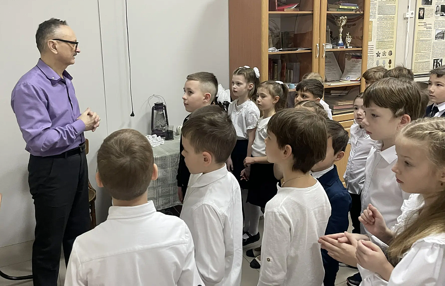 В память о жителях и защитниках непокоренного города зажигаются Искры надежды в школьных музеях