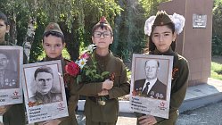 У Вечного огня в память о защитниках
