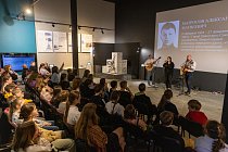 О героях рассказали под гитару