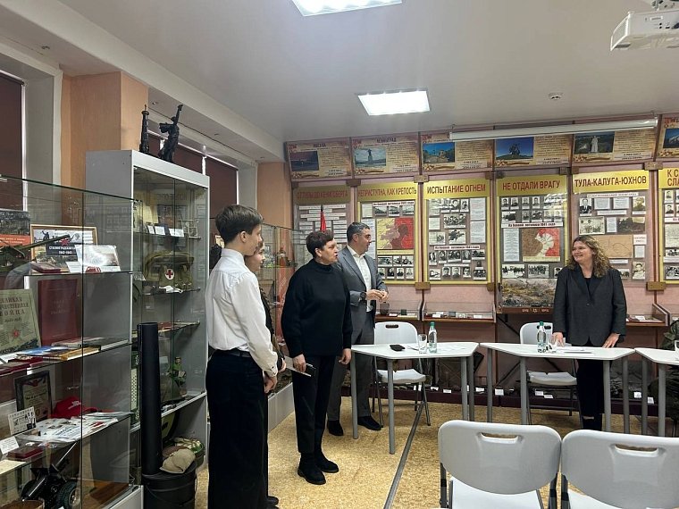 Глава города Тулы Алексей Эрк посетил школьный музей центра образования № 25 города Тулы