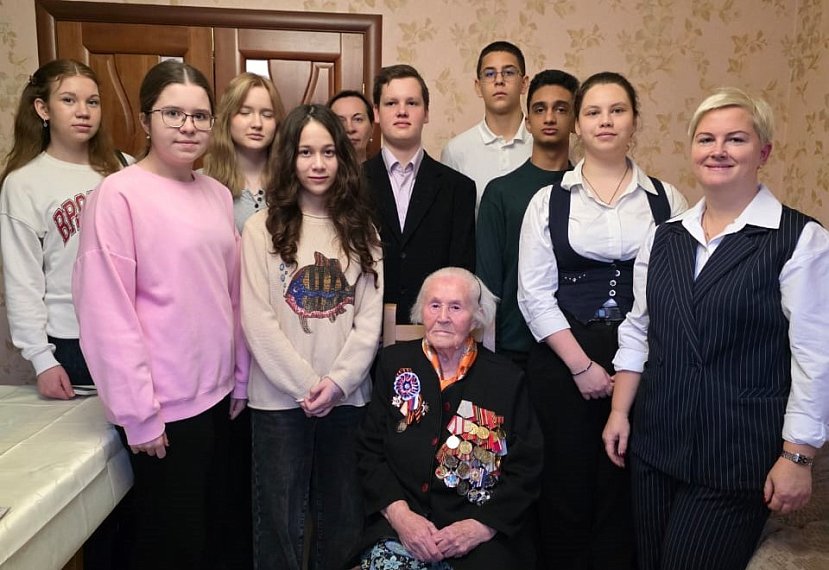 Юные общественные деятели поблагодарили ветерана