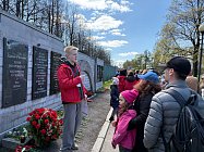 Пискаревский гранит нашу память хранит