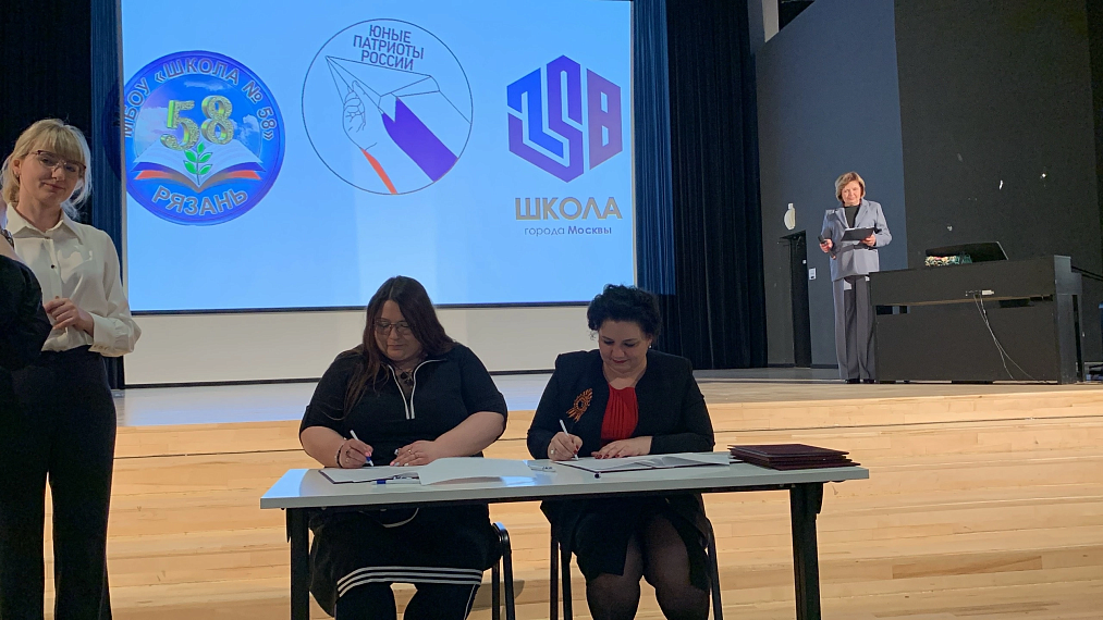 В московской школе 158 открыли фестиваль «ZA МИР!»