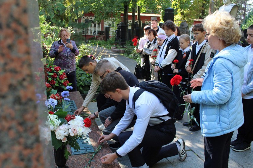 Цветы Зое Космодемьянской в день её рождения