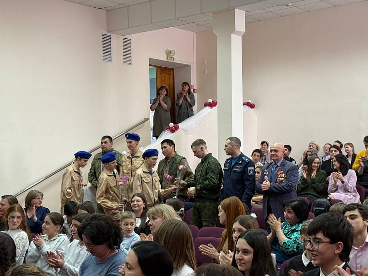 Столетья проходят, но связь поколений Хранится любовью к Отчизне в веках.
