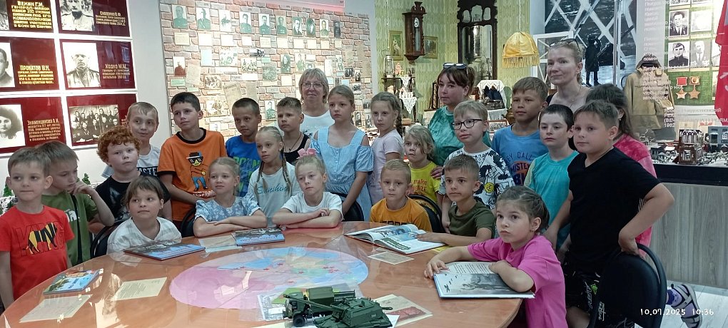 Запомните - на здании Рейхстага было одно знамя - красное