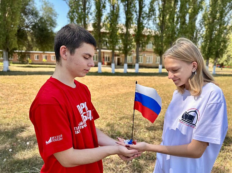 Активисты школьных музеев участвуют во флешмобе «Цвета Российского флага»