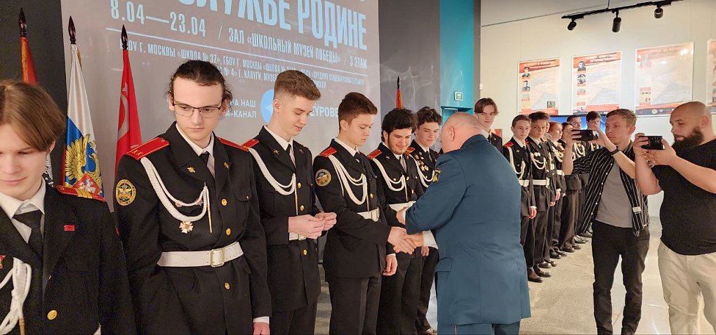 Кадеты простились с флагом
