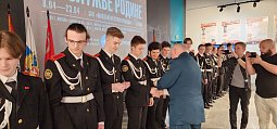 Кадеты простились с флагом