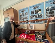 В подарок школьному музею именная Копия Знамени Победы
