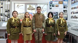 Орден Мужества и добрые глаза. Выпускник 2021 года пришел в школу.