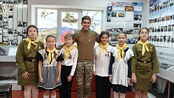 Орден Мужества и добрые глаза. Выпускник 2021 года пришел в школу.