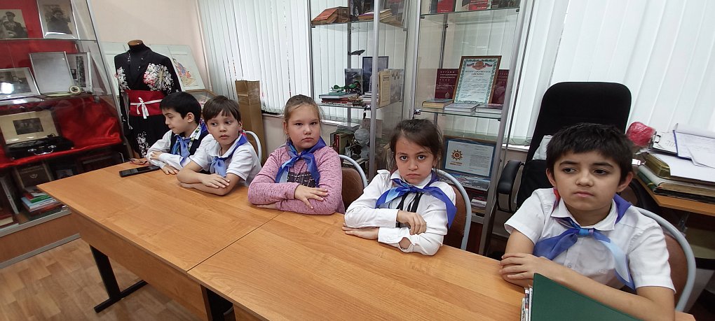 Гости школьного музея на выставке личных вещей Маршала Победы