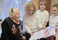 Светлые мгновения: Новогодние поздравления ветерана от юных хранителей памяти